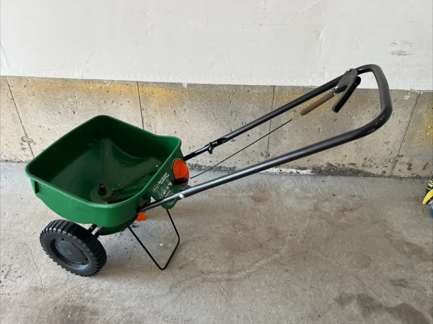 Scotts Turf Builder Broadcast Spreader image indicator(4)