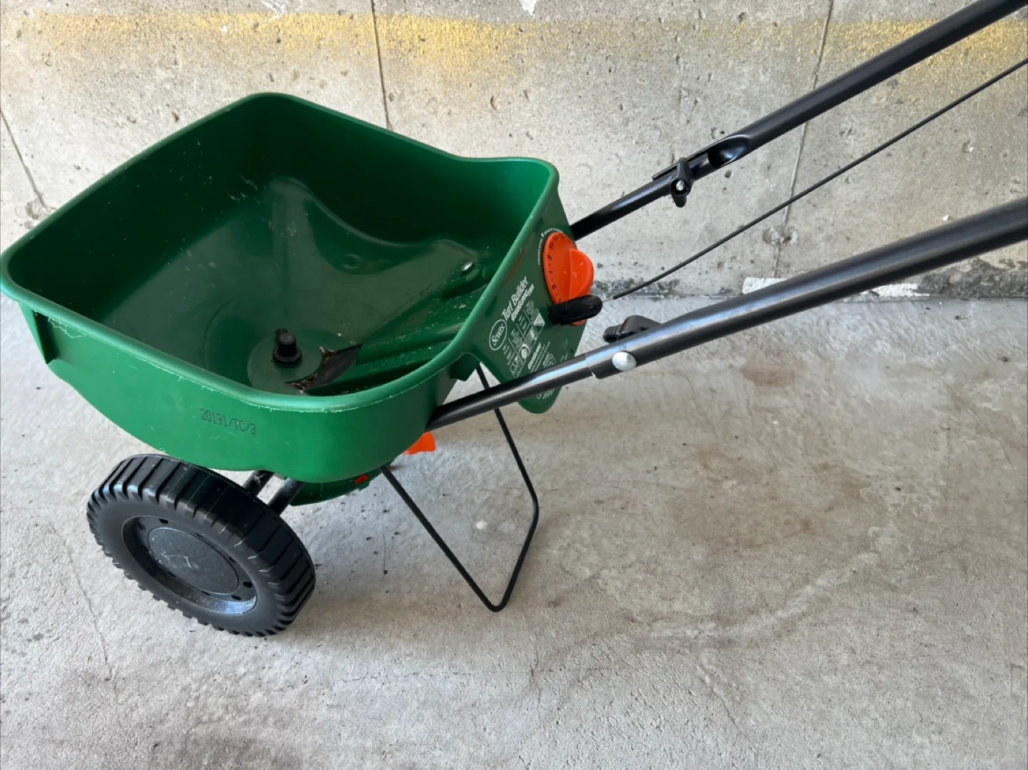 Scotts Turf Builder Broadcast Spreader image indicator(6)