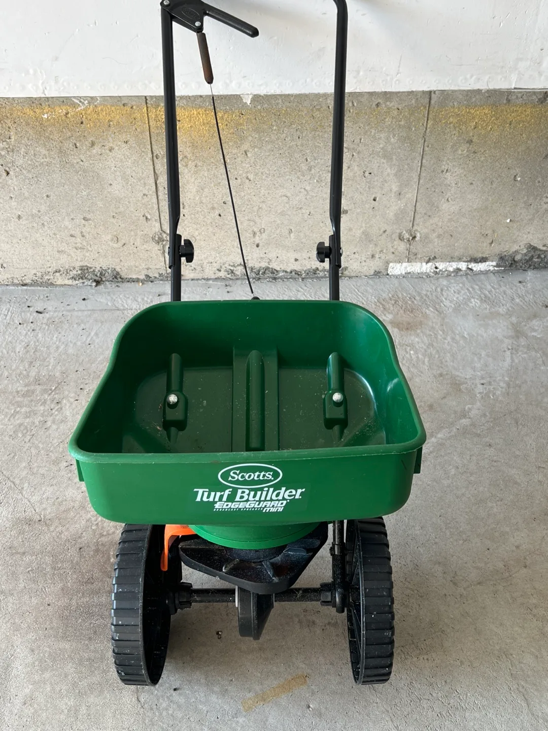 Scotts Turf Builder Broadcast Spreader image indicator(7)