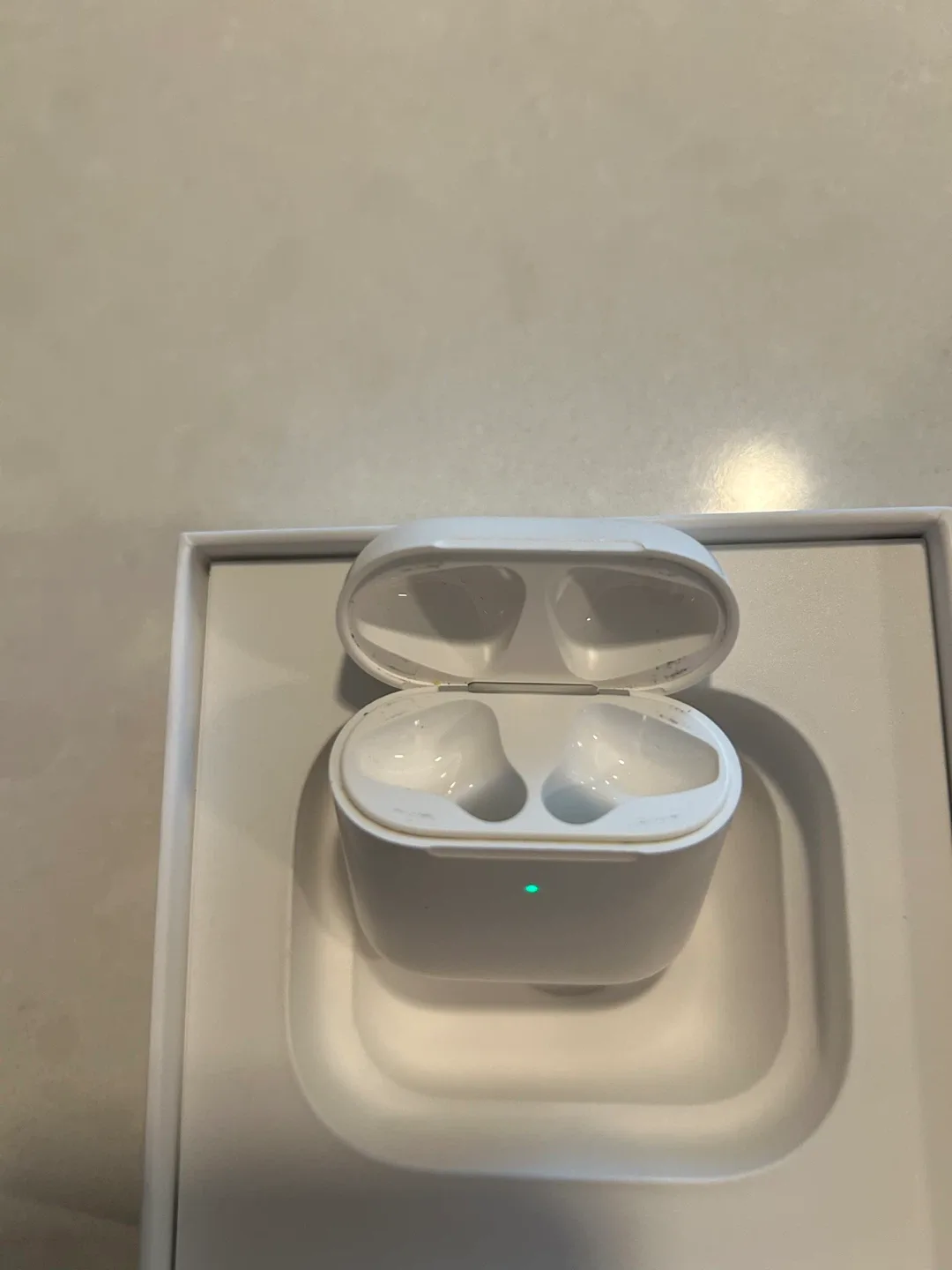 Apple AirPods 2nd Generation with Wireless Charging Case - White image indicator(2)