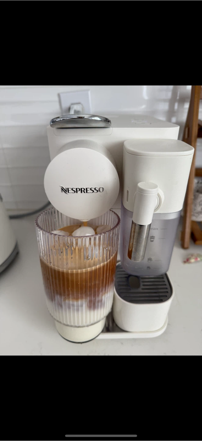 Nespresso Coffee Machine - White - photo 3