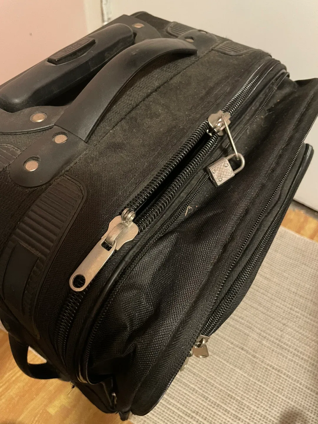 Cargo Carry-On Suitcase image indicator(4)