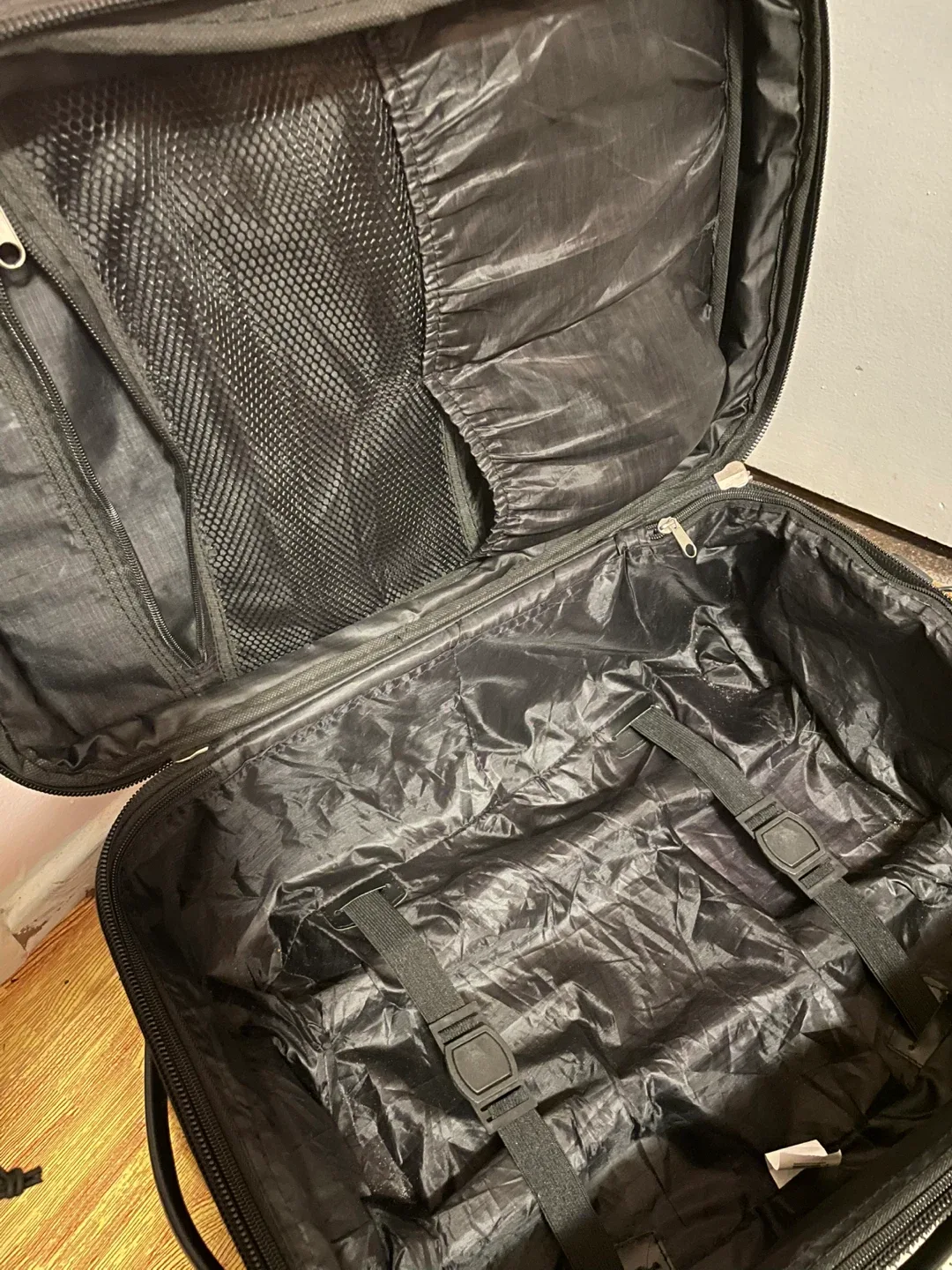 Cargo Carry-On Suitcase image indicator(5)