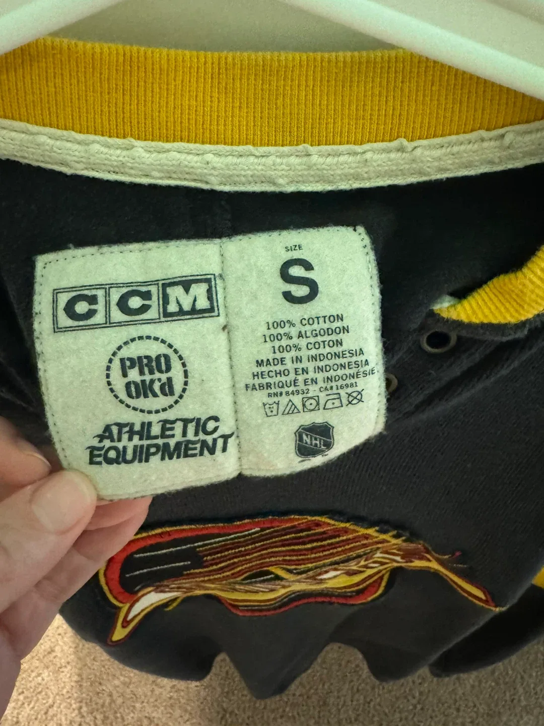 CCM Canucks Pullover - Size Small image indicator(2)