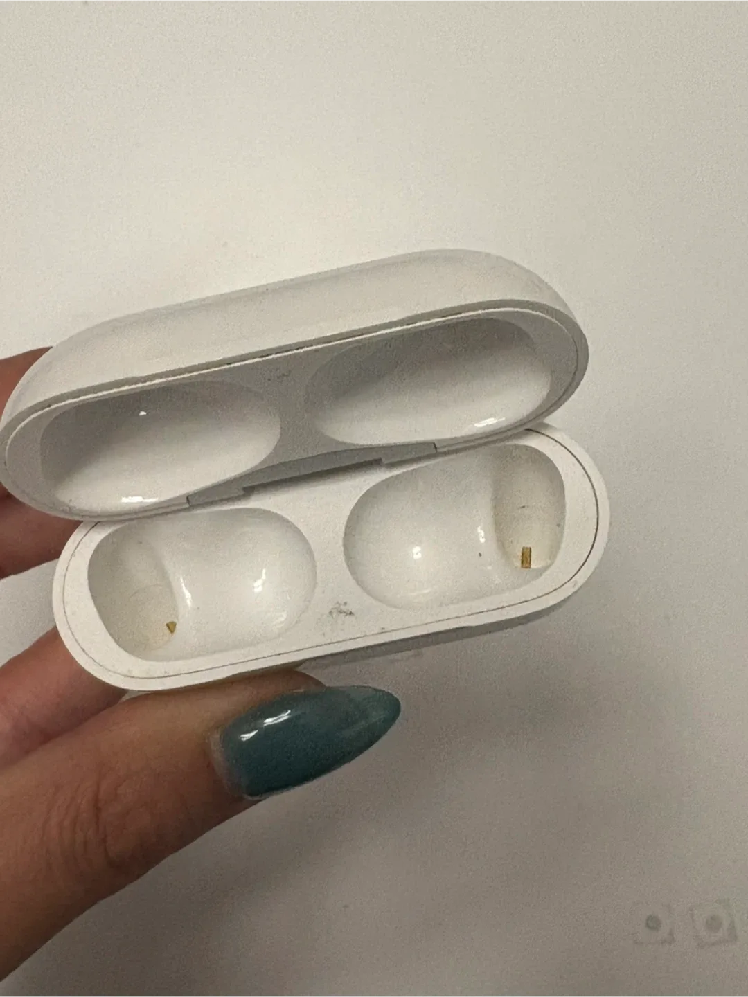 Apple AirPods Pro (1st gen) with MagSafe Case image indicator(2)