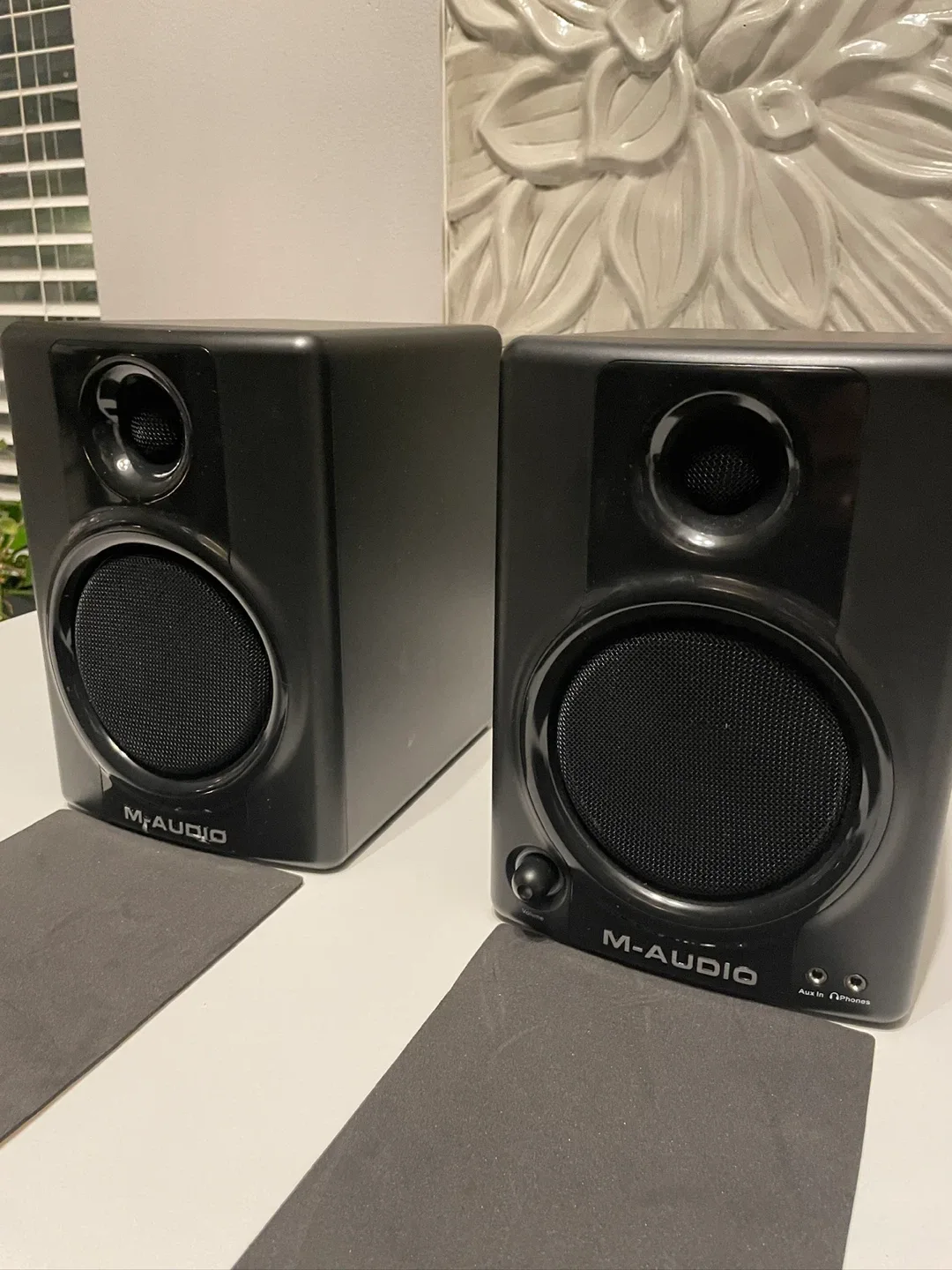 Audio-Technica Microphone & M-Audio AV40 Speakers image indicator(2)