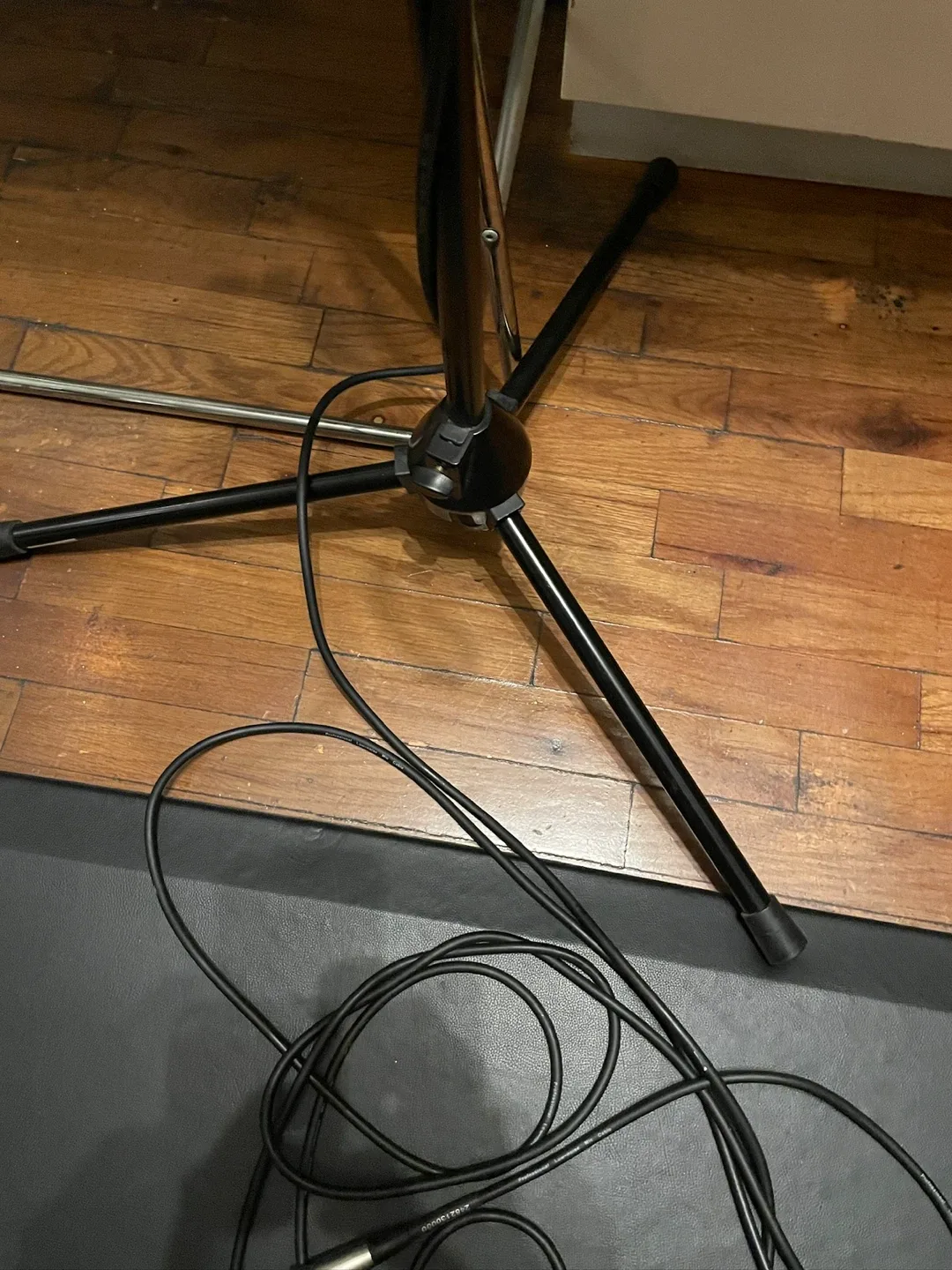 Audio-Technica Microphone & M-Audio AV40 Speakers image indicator(6)