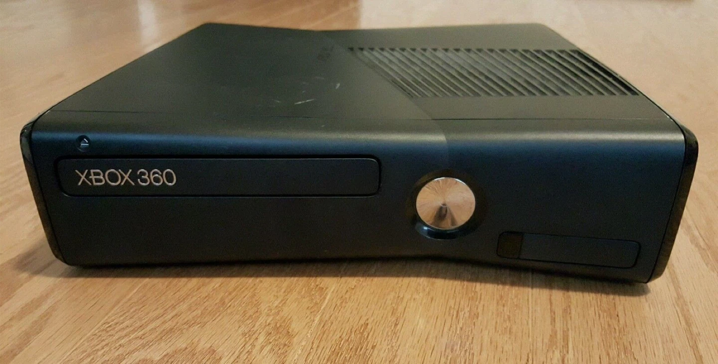 Xbox 360 Slim Console, Games & Controller