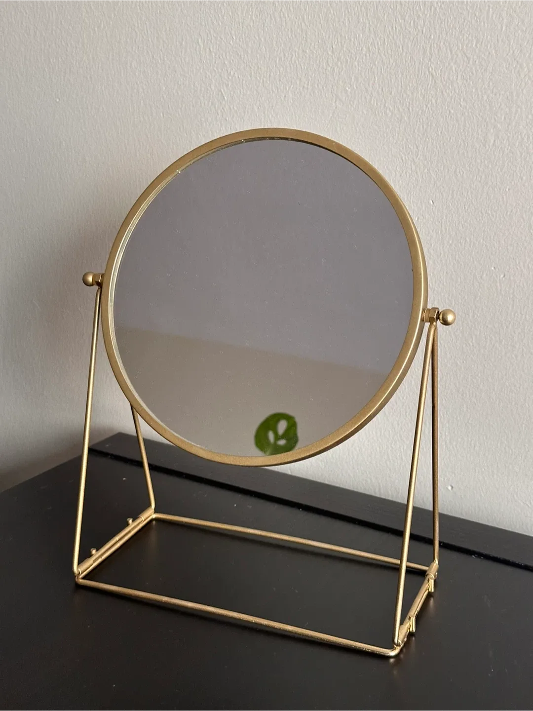 Gold Round Vanity Mirror thumbnail