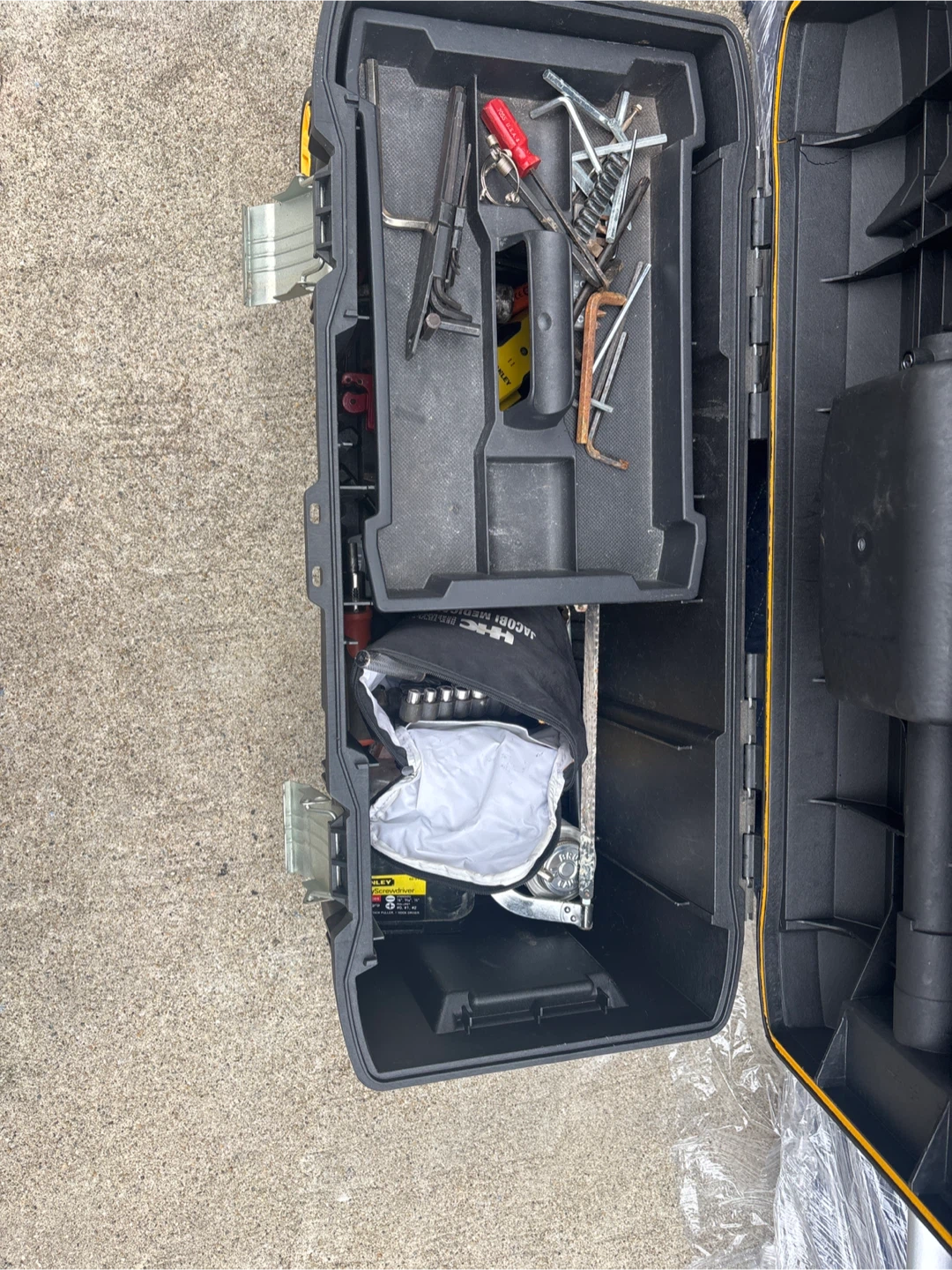 Tool box whit couple things - photo 2