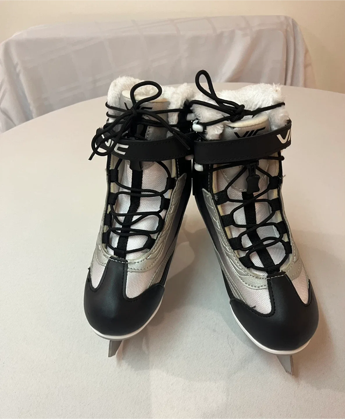 Size 4 Ladies or Teens - Like New Vic “Motion” Skates thumbnail