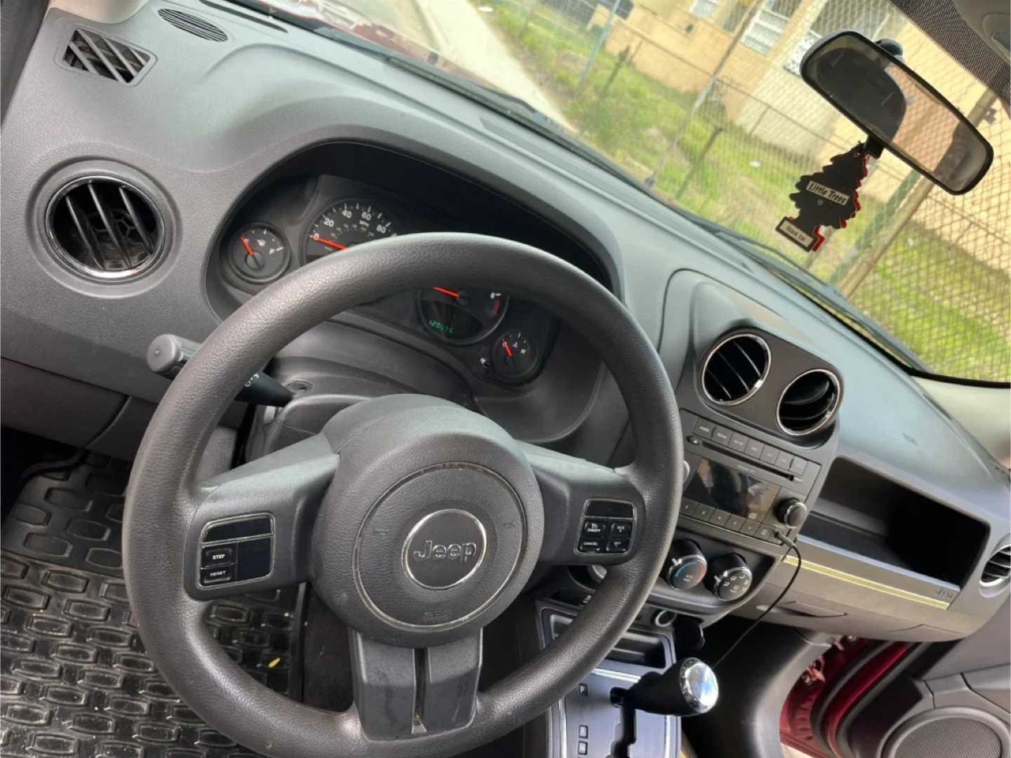 Jeep Patriot - Red SUV image indicator(2)