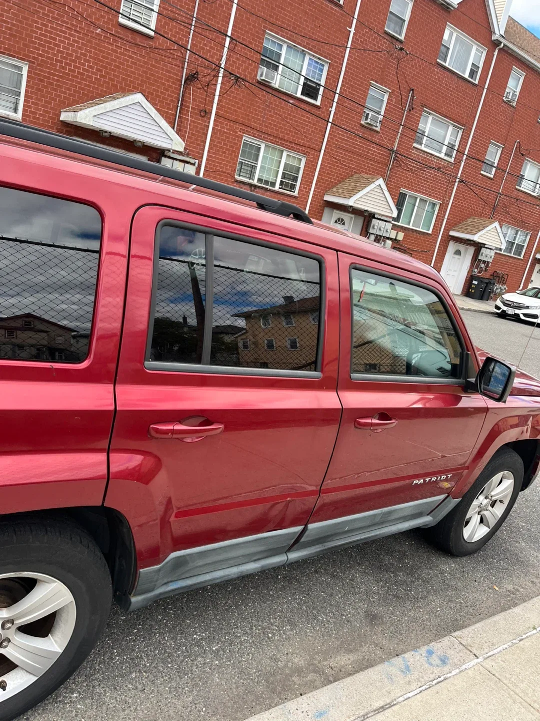 Jeep Patriot - Red SUV image indicator(5)