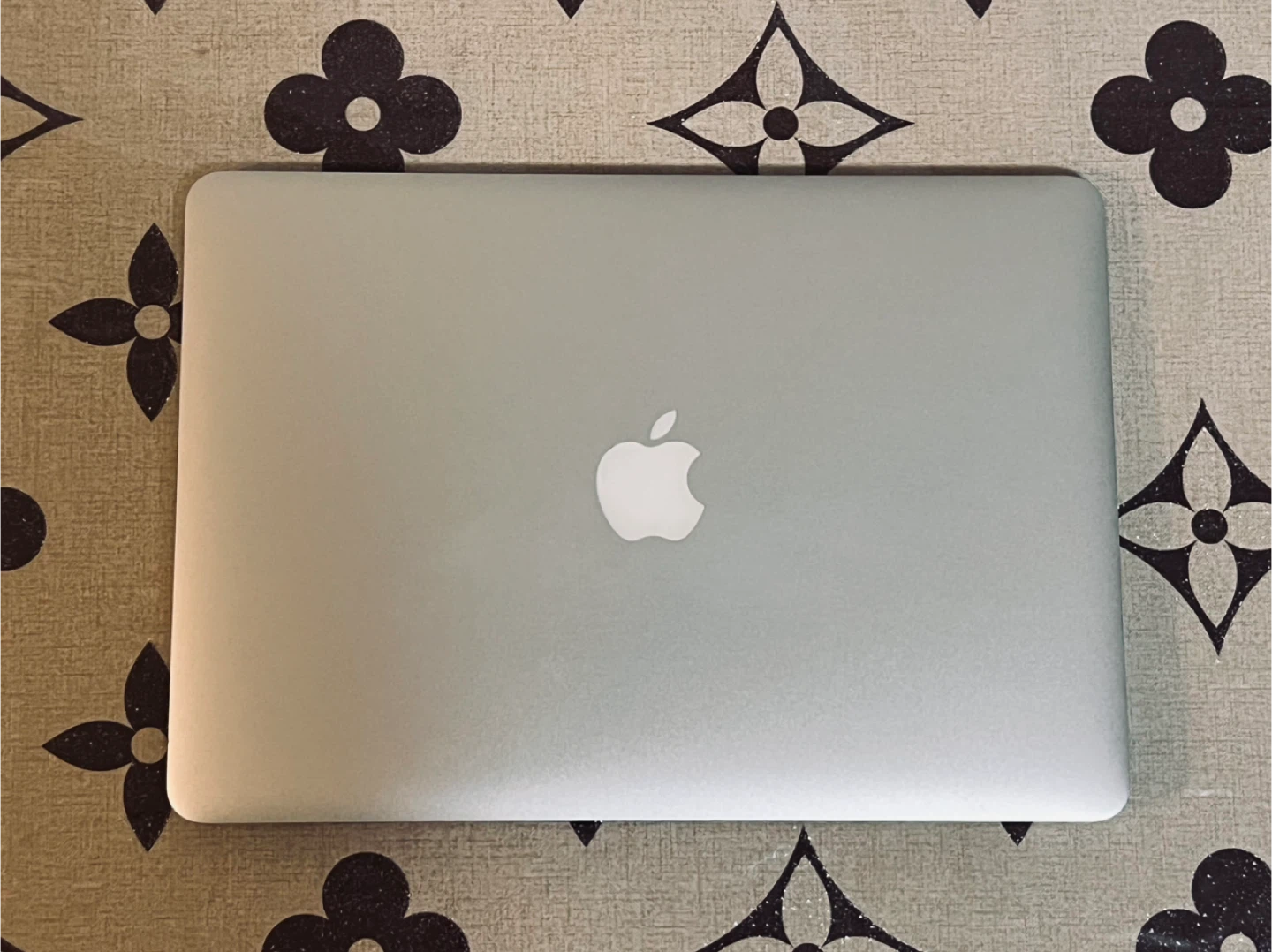 Macbook Air 13” (2017) – 256gb / 8gb ram