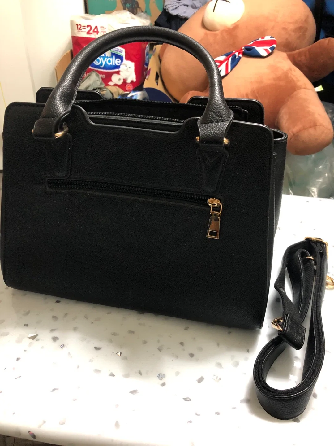 Like new!IGOLUMON Black Handbag with Strap image indicator(5)