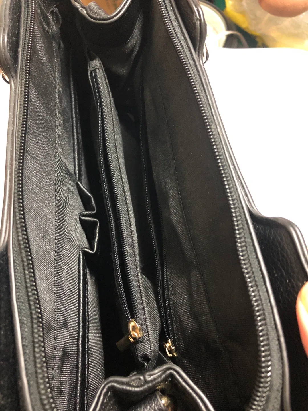 Like new!IGOLUMON Black Handbag with Strap image indicator(4)