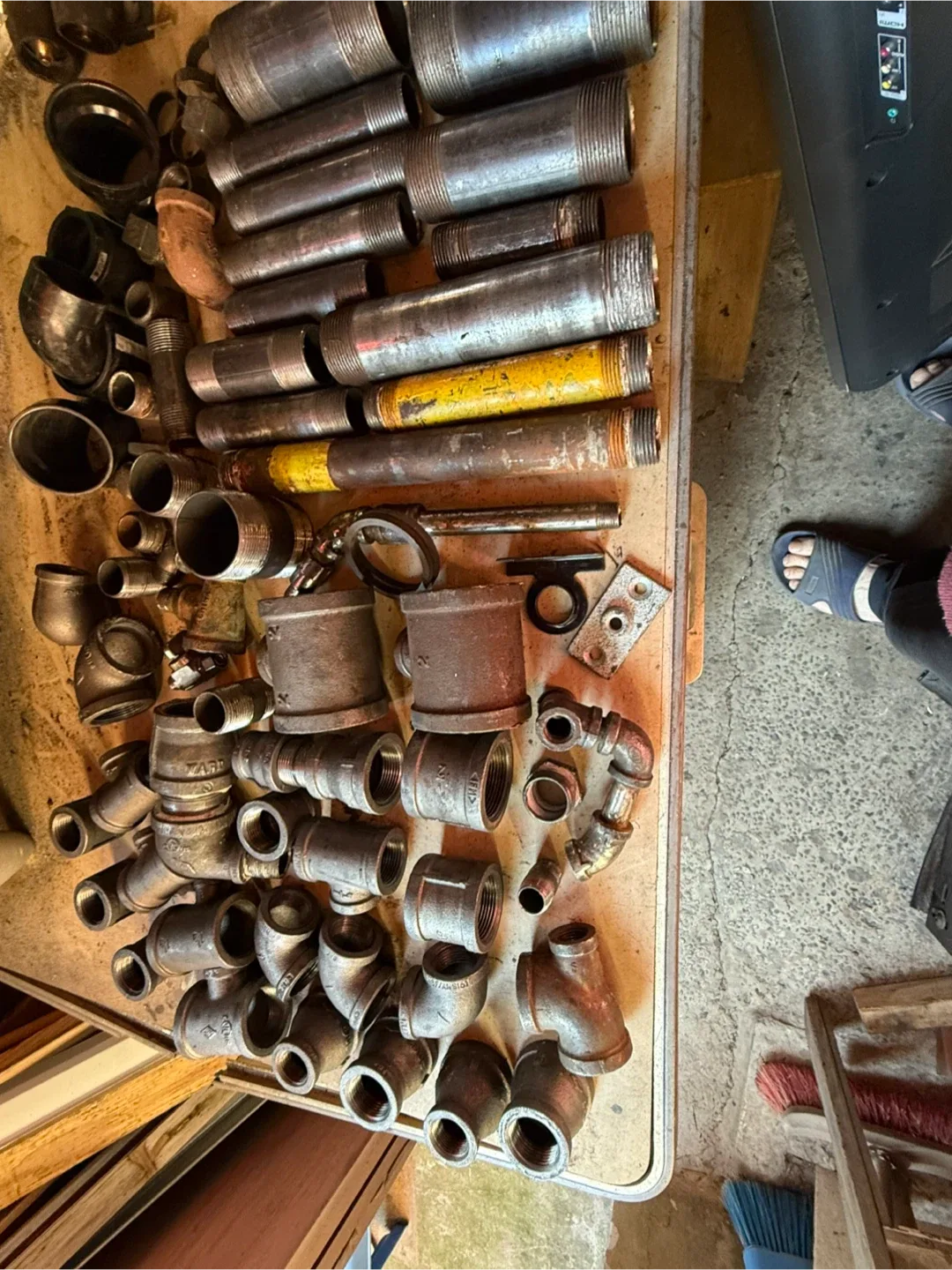 Mixed Lot of Metal Pipes and Fittings image indicator(3)