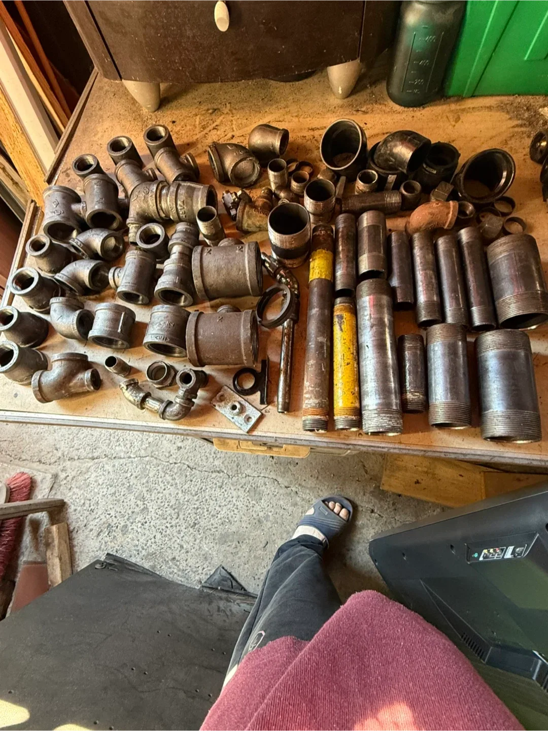 Mixed Lot of Metal Pipes and Fittings thumbnail
