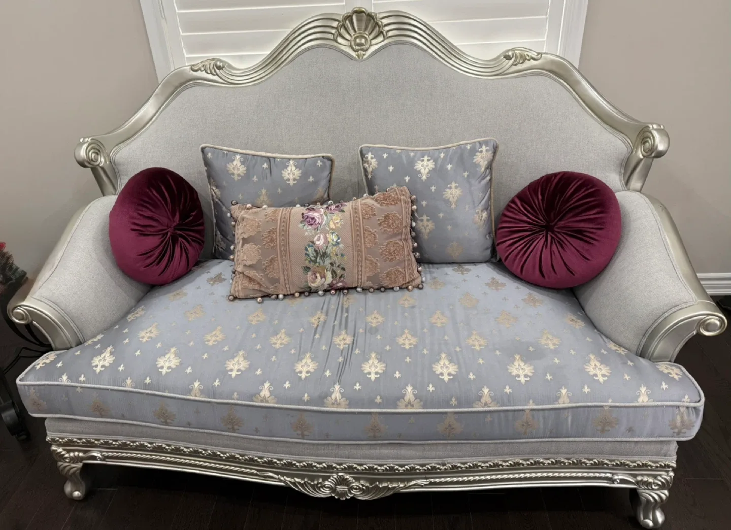 Traditional Silver & Blue Sofa image indicator(2)