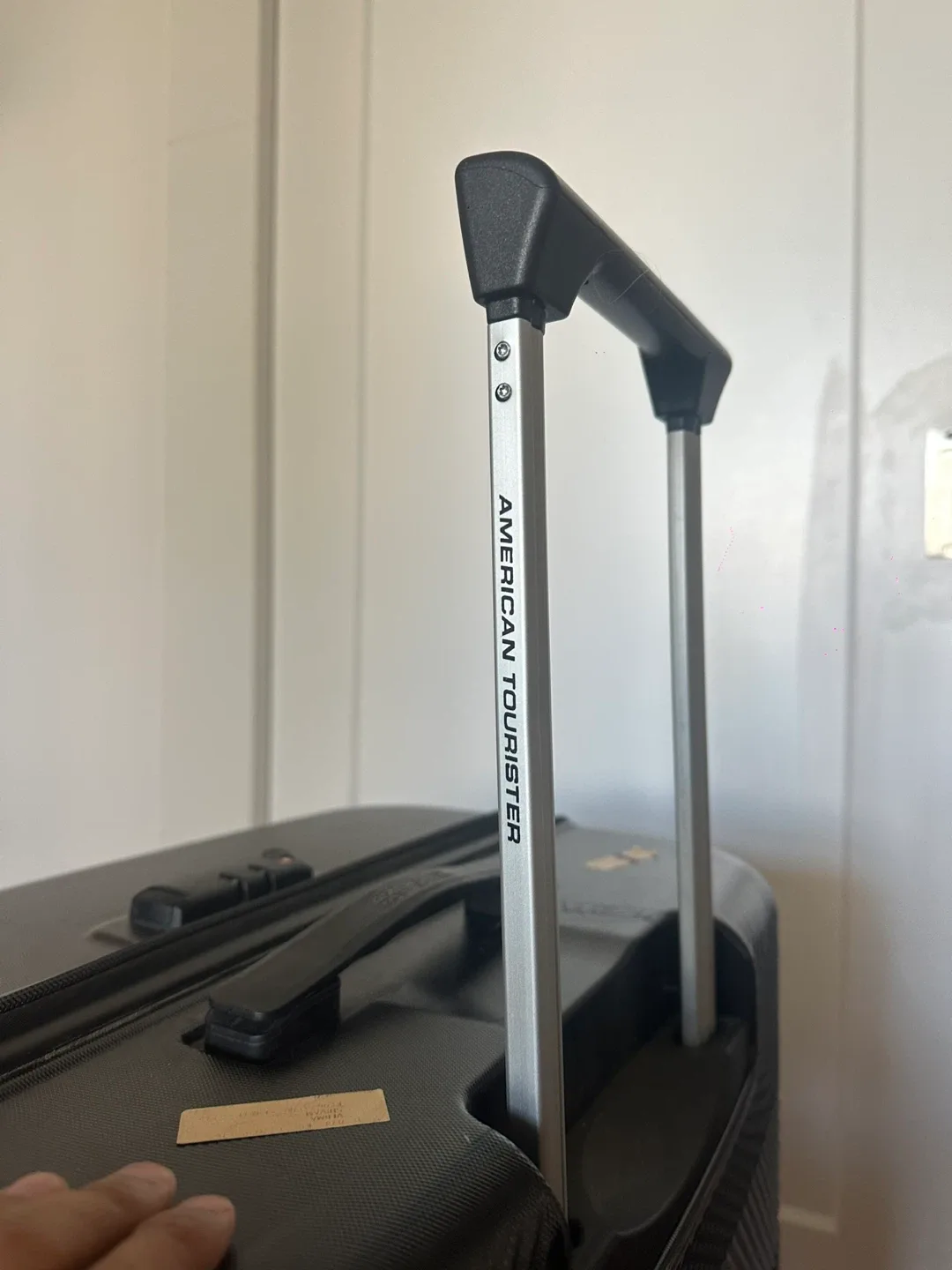 American Tourister Black Hardside Suitcase image indicator(4)