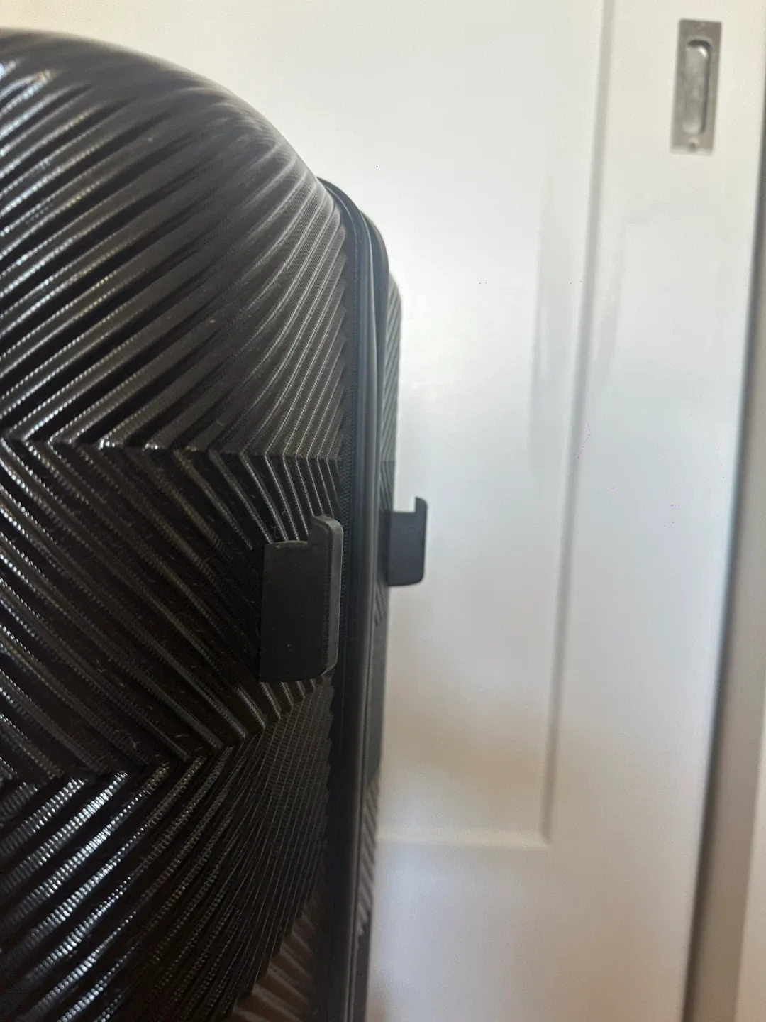 American Tourister Black Hardside Suitcase image indicator(5)