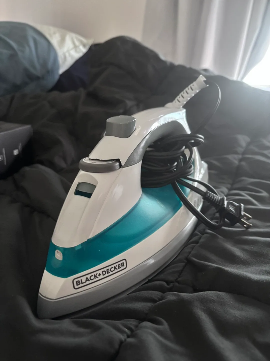[MOVING SALE] Black+Decker Easy Steam Compact Iron thumbnail