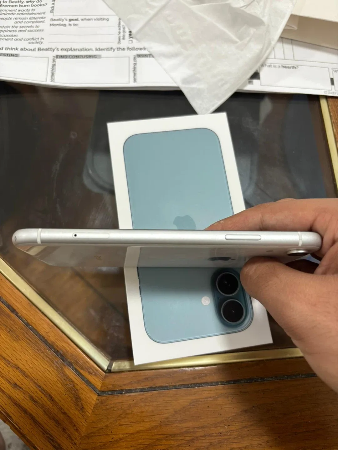 iPhone XR - Silver - 64GB image indicator(7)