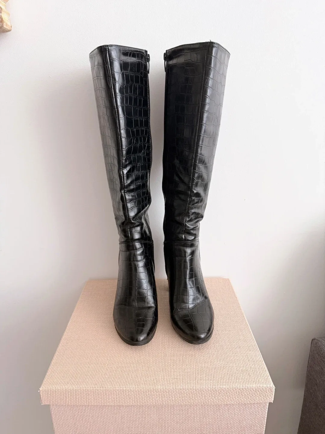 Black Knee High Boots Size 8 image indicator(2)