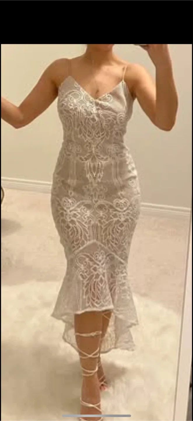 White/nude dress image indicator(5)