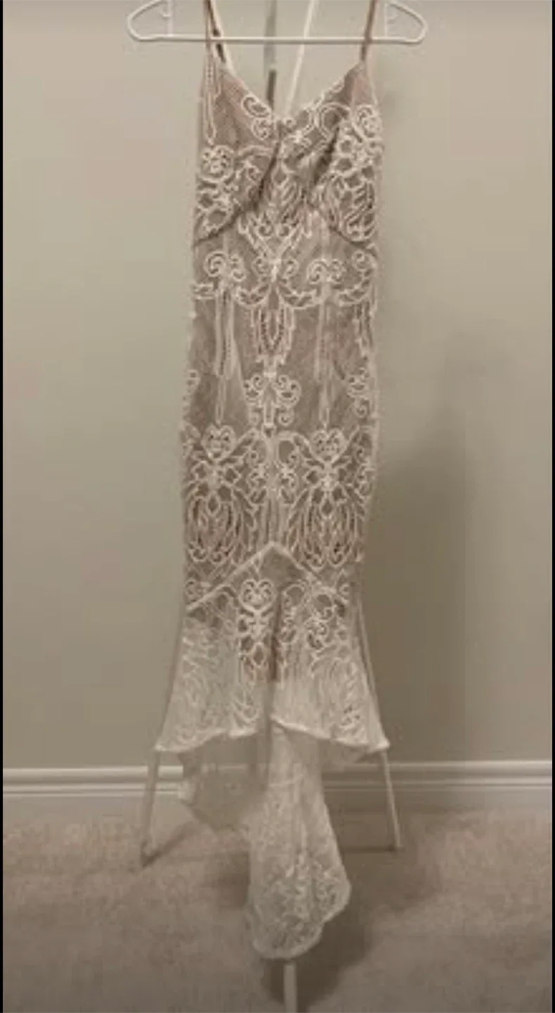 White/nude dress image indicator(4)