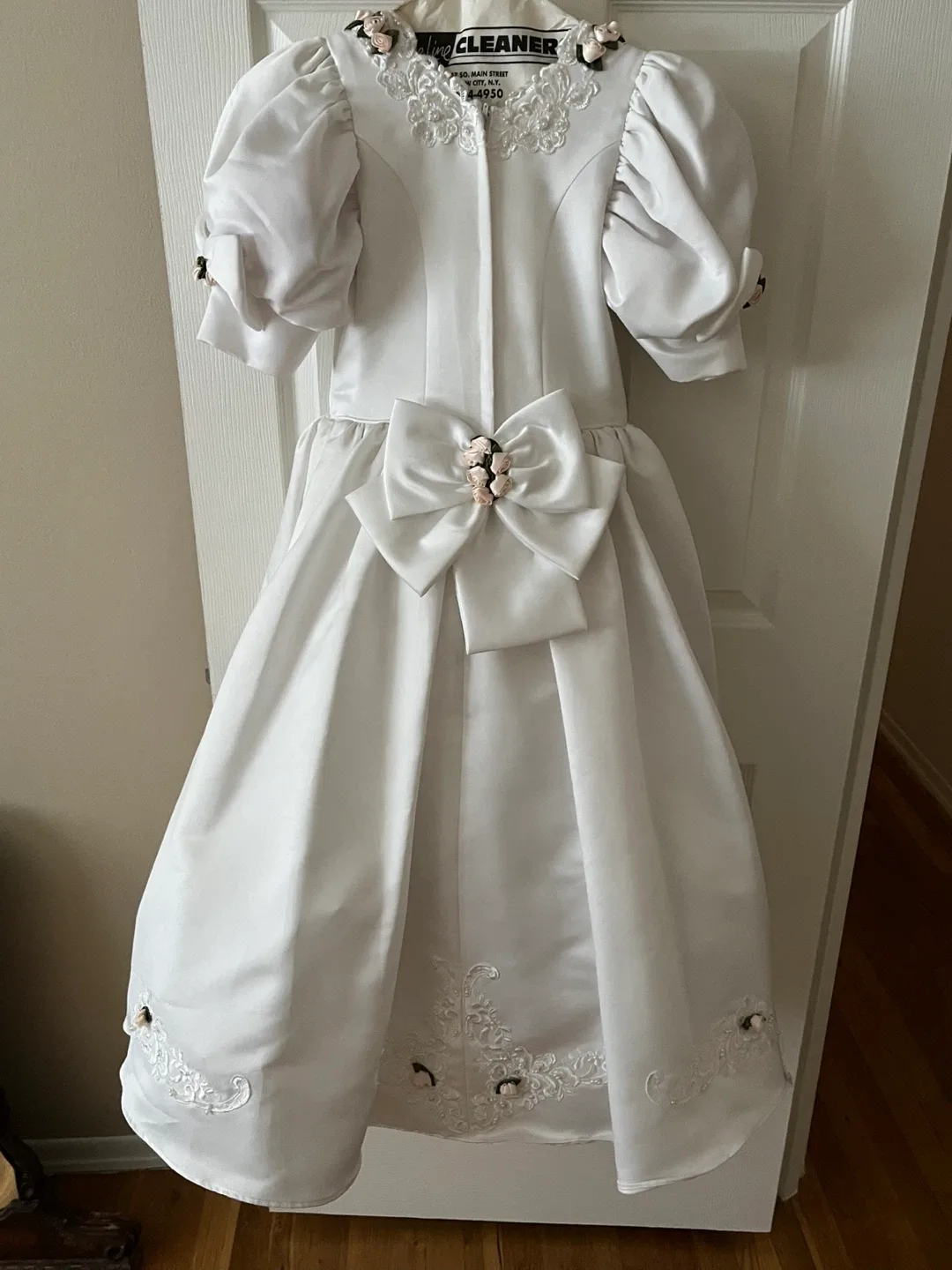 Children’s White gown with bows size 8 image indicator(2)