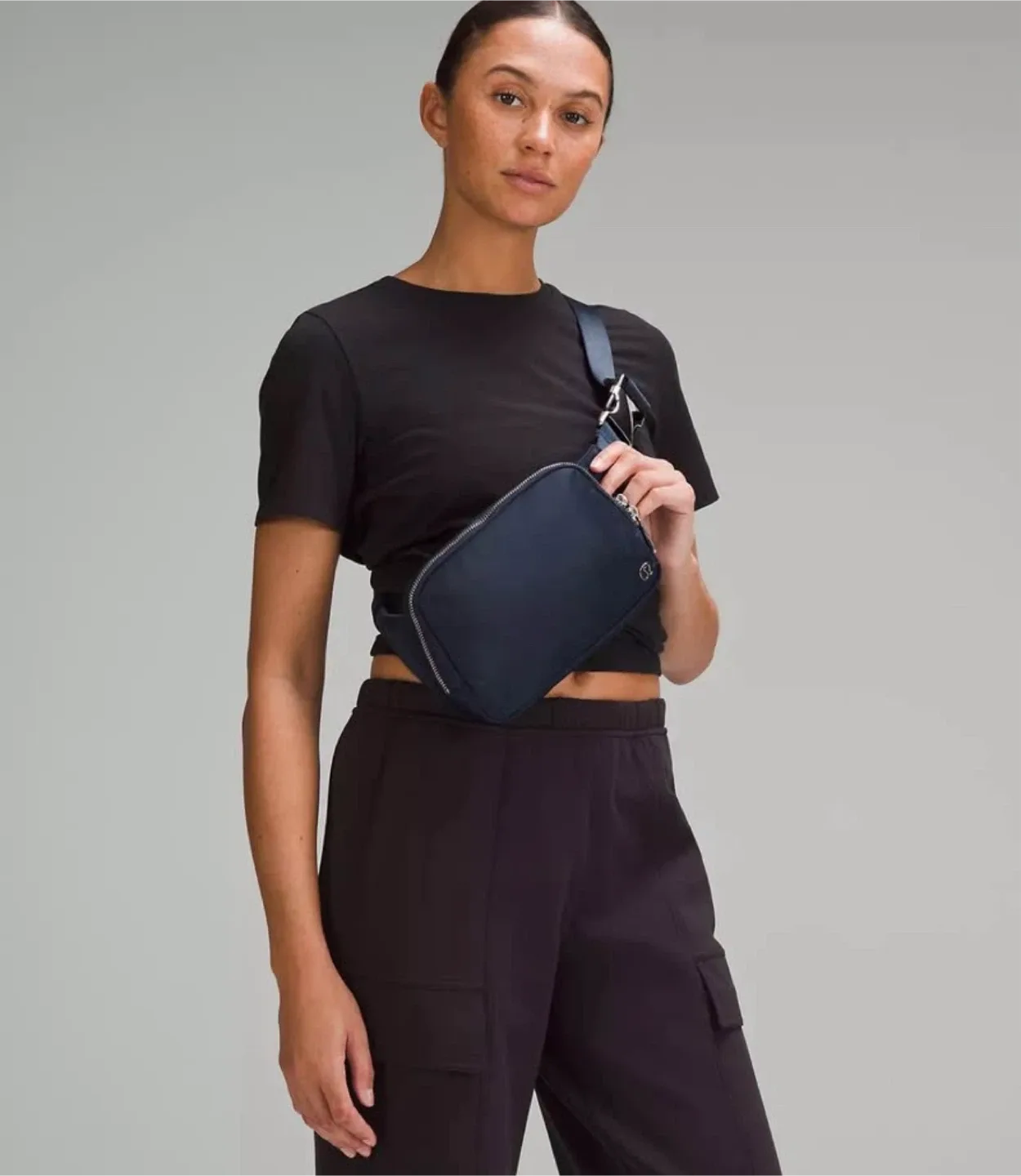 2L Lululemon Everywhere Belt Bag Navy Blue image indicator(2)