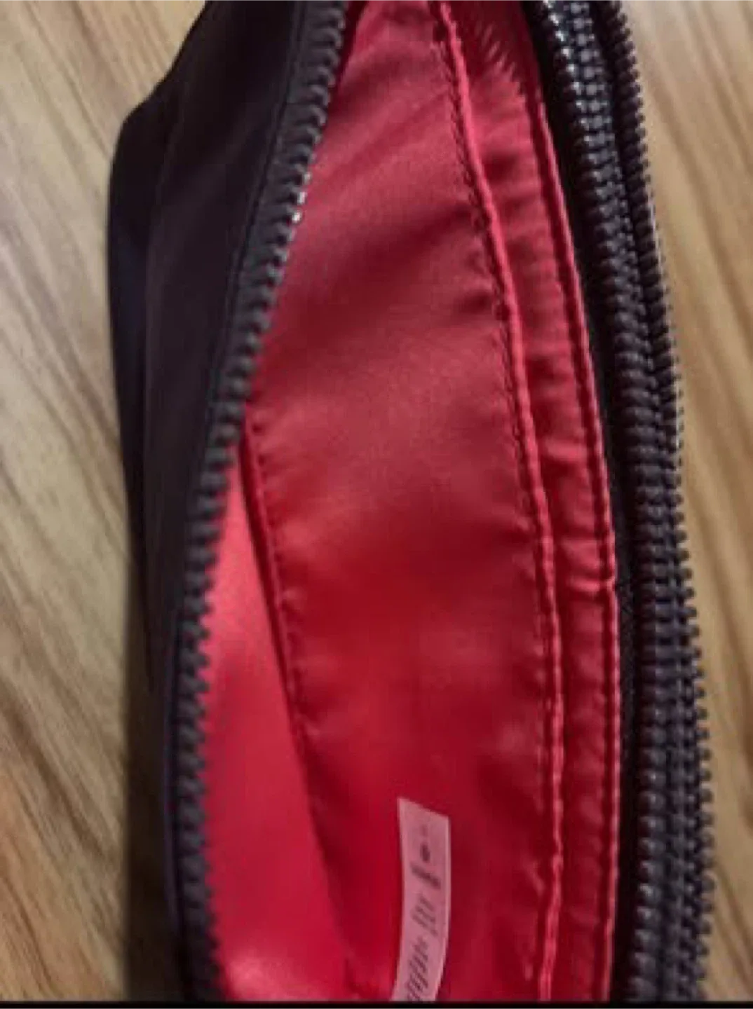 Lululemon Curved wallet image indicator(5)