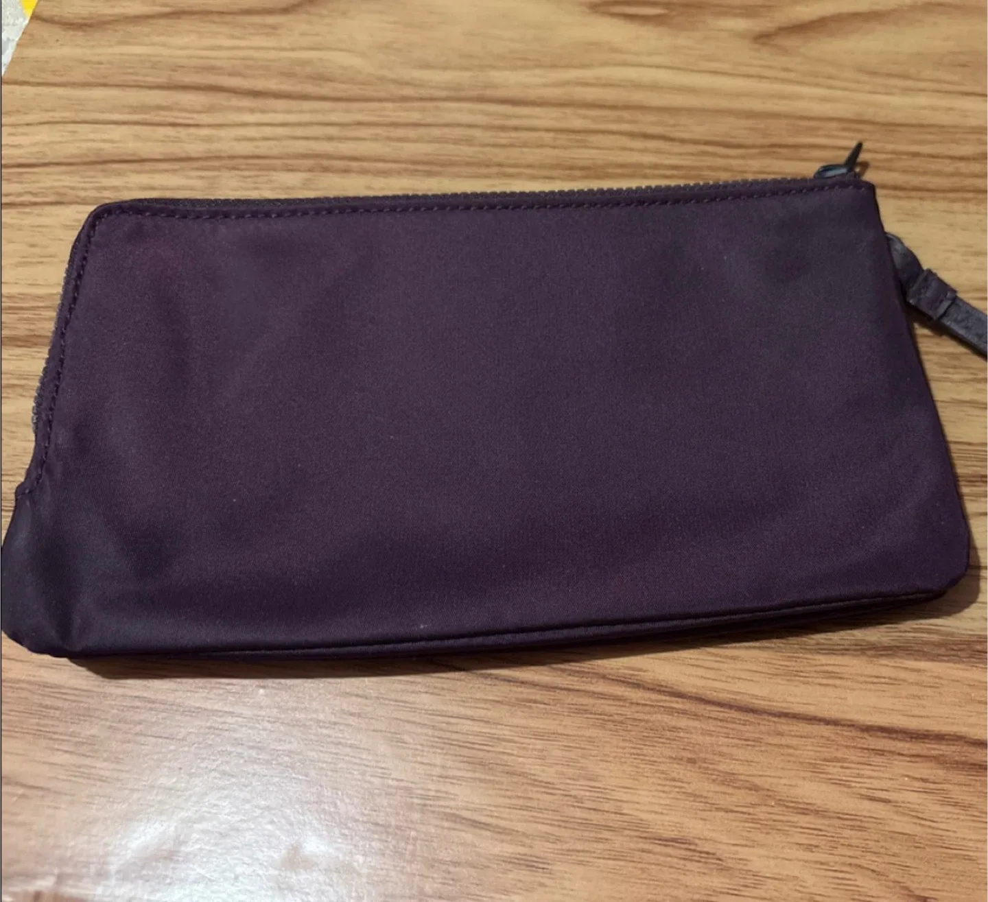 Lululemon Curved wallet image indicator(2)
