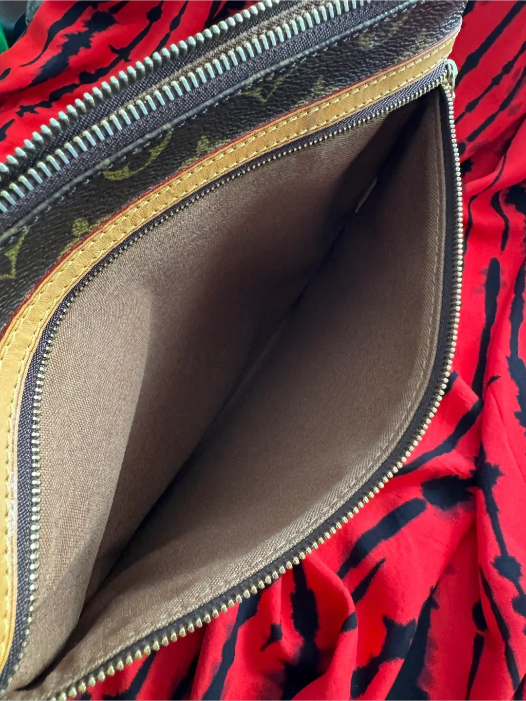 Louis Vuitton Pochette Bosphere image indicator(6)