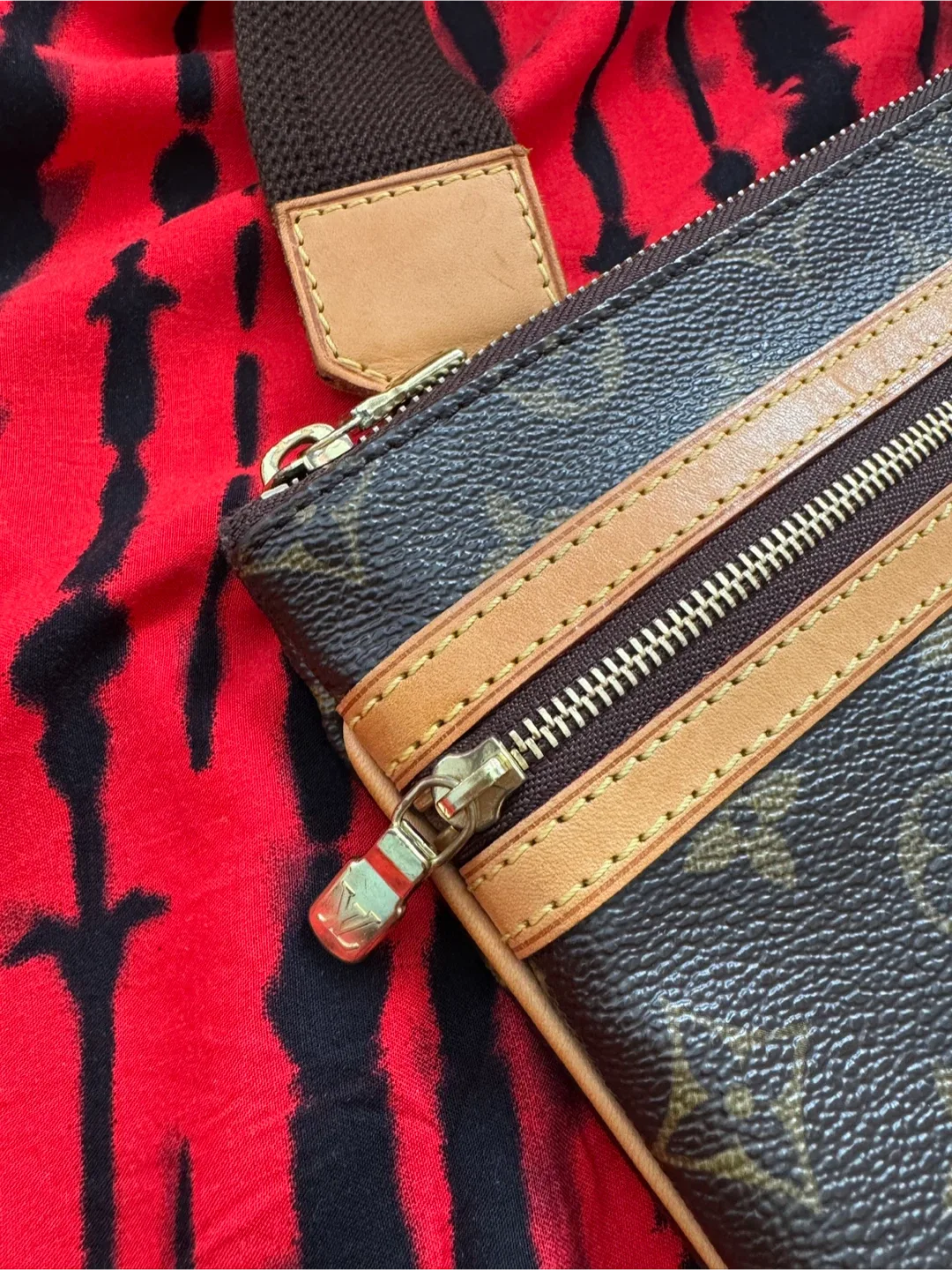 Louis Vuitton Pochette Bosphere image indicator(3)