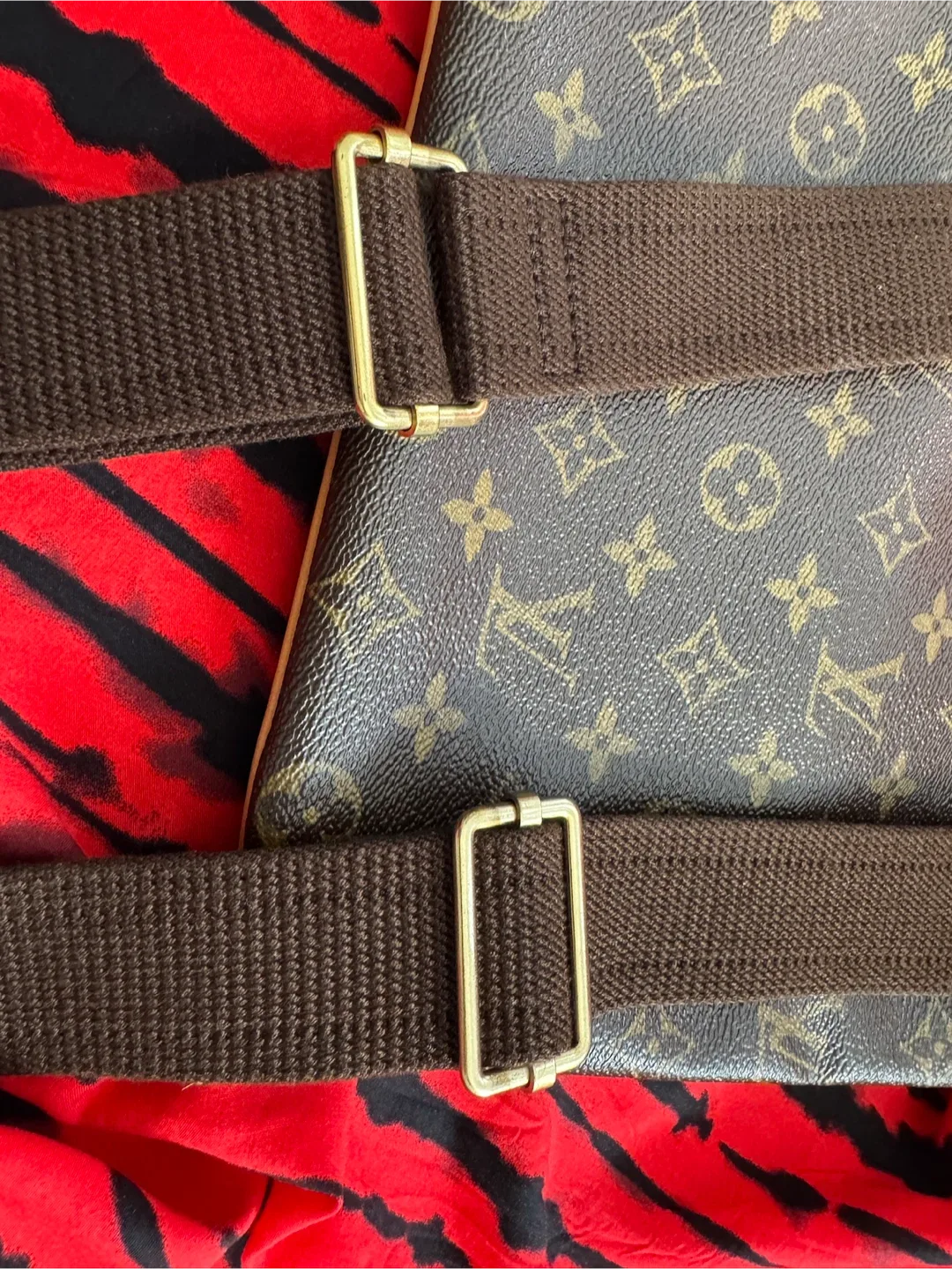 Louis Vuitton Pochette Bosphere image indicator(9)