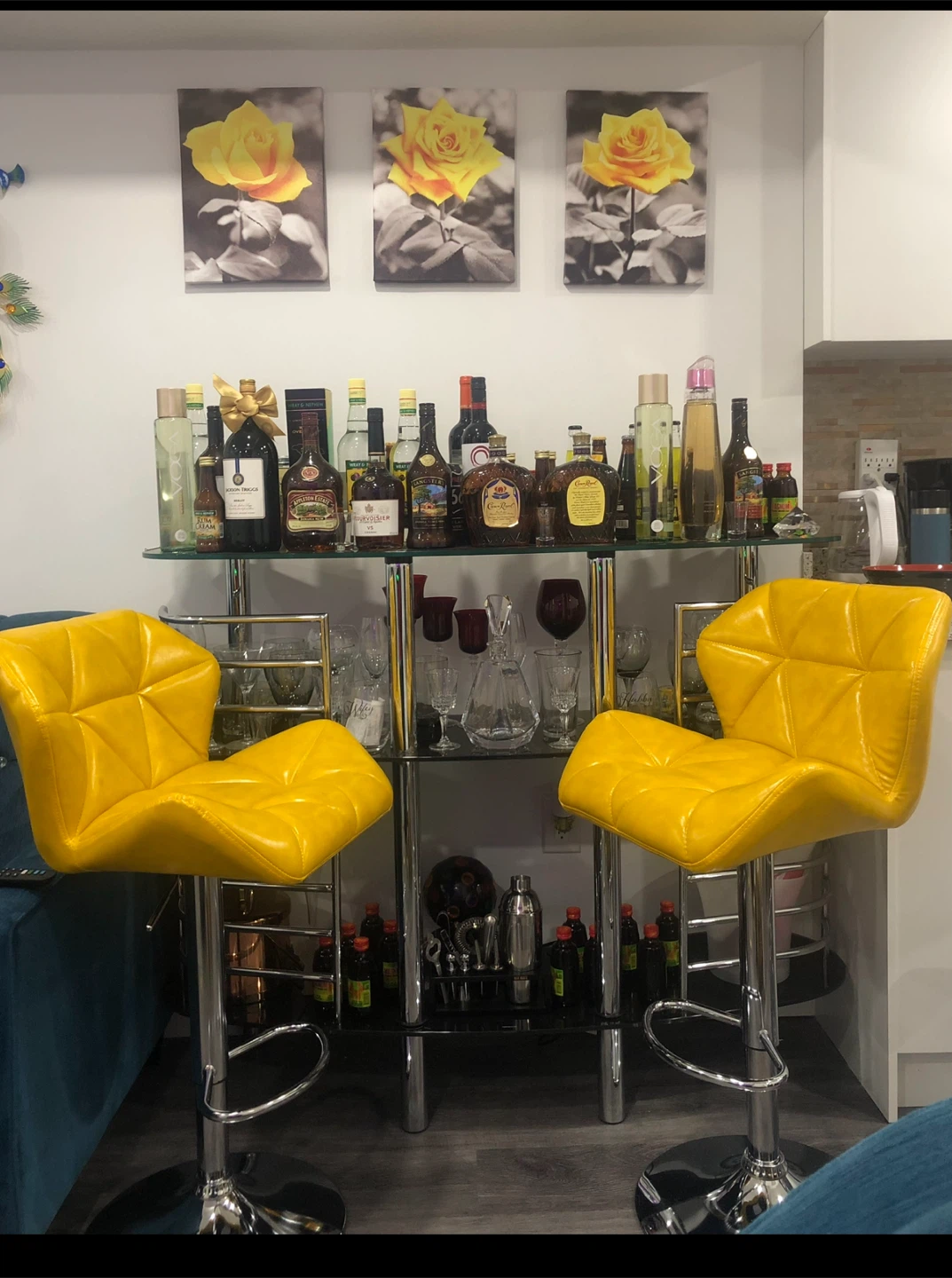 Bar with set of 2 yellow bar stools
