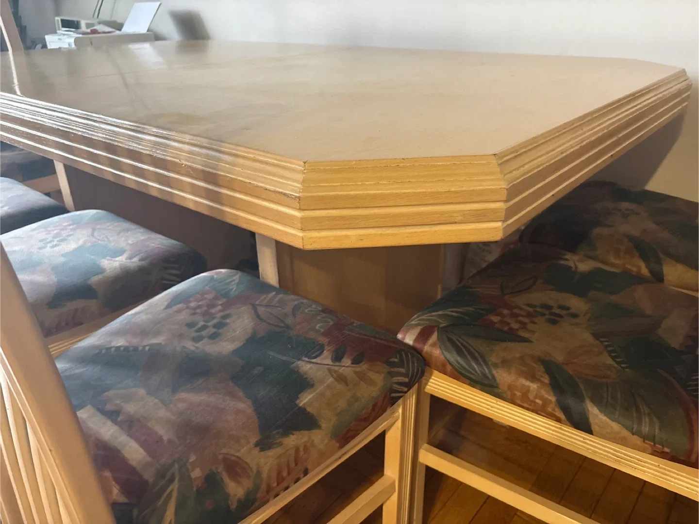 Dining table with 6 chairs image indicator(6)