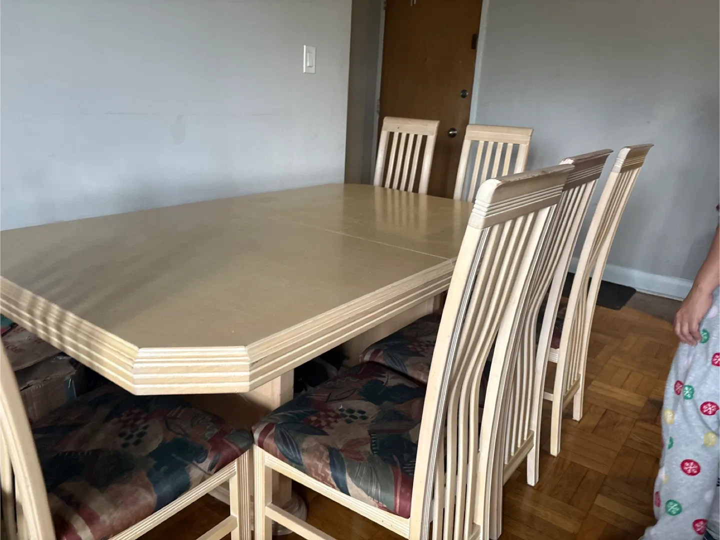 Dining table with 6 chairs image indicator(3)