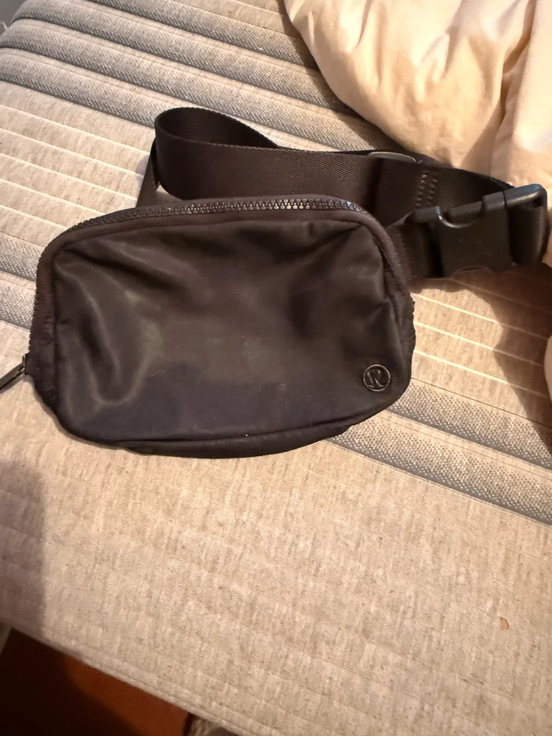 Lululemon Everywhere Belt Bag Black image indicator(2)