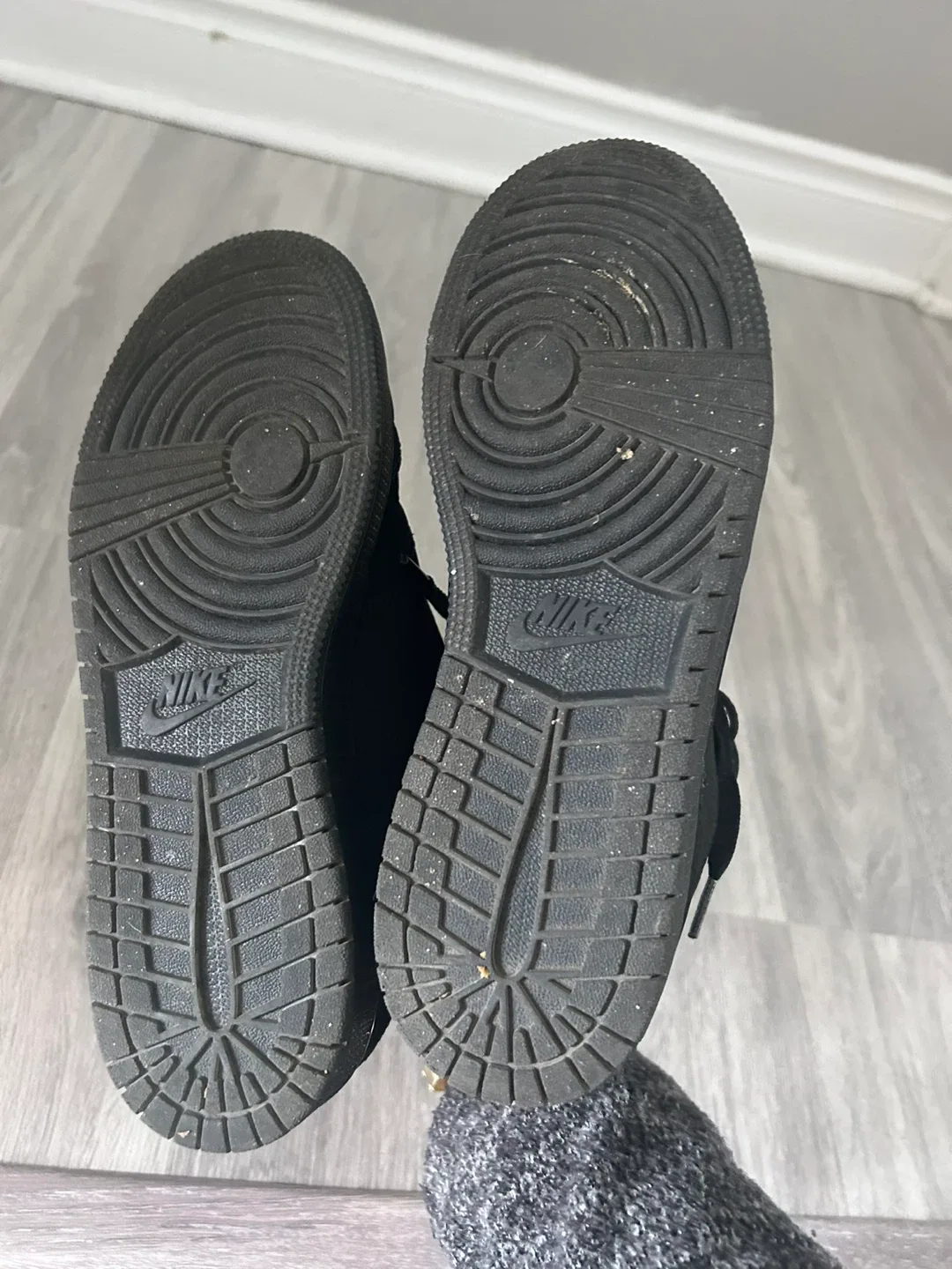 Nike Air Jordan 1 Mid Black Size 6Y image indicator(3)