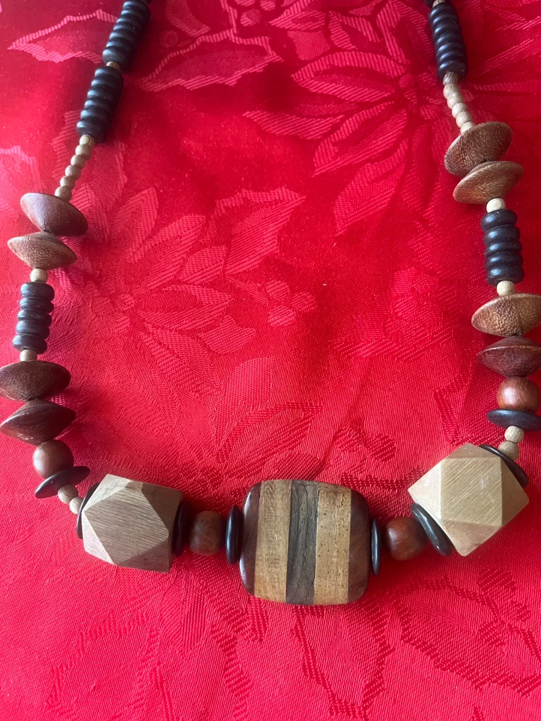 Wooden beaded necklace image indicator(2)