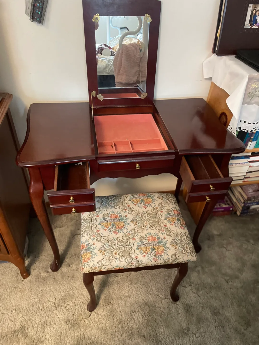 Vanity Desk with Floral Stool image indicator(4)