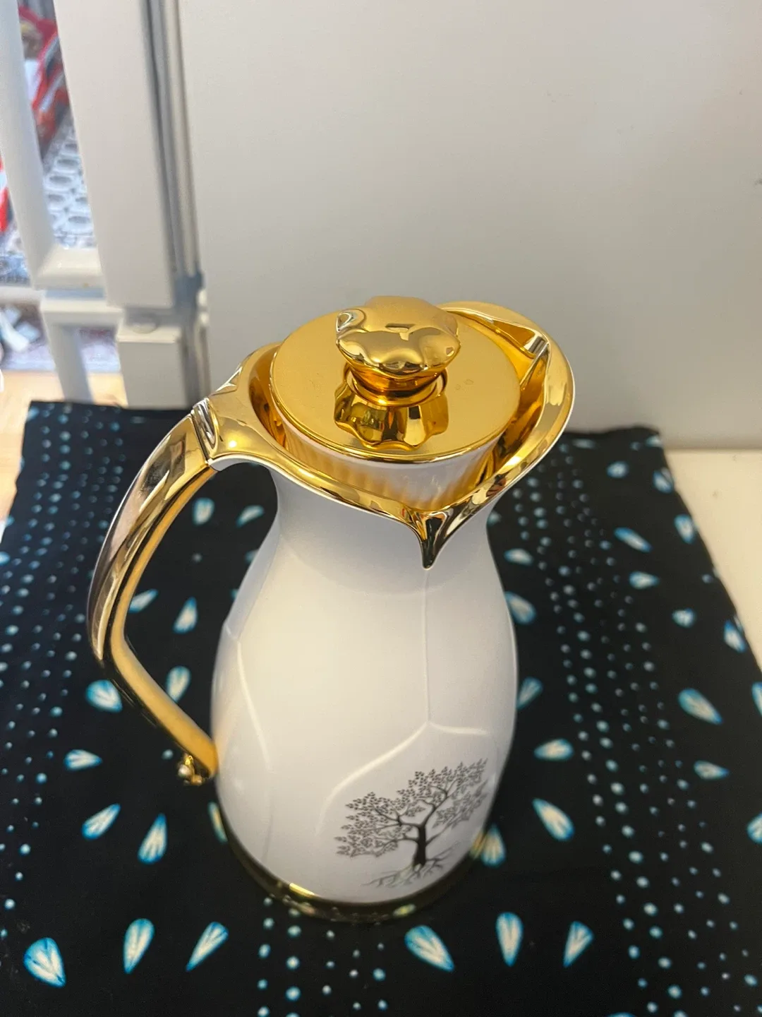 White & Gold Thermal Carafe image indicator(2)