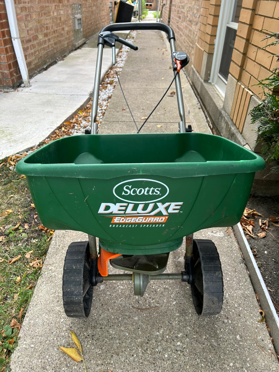 Scotts Deluxe Edgeguard Broadcast Spreader