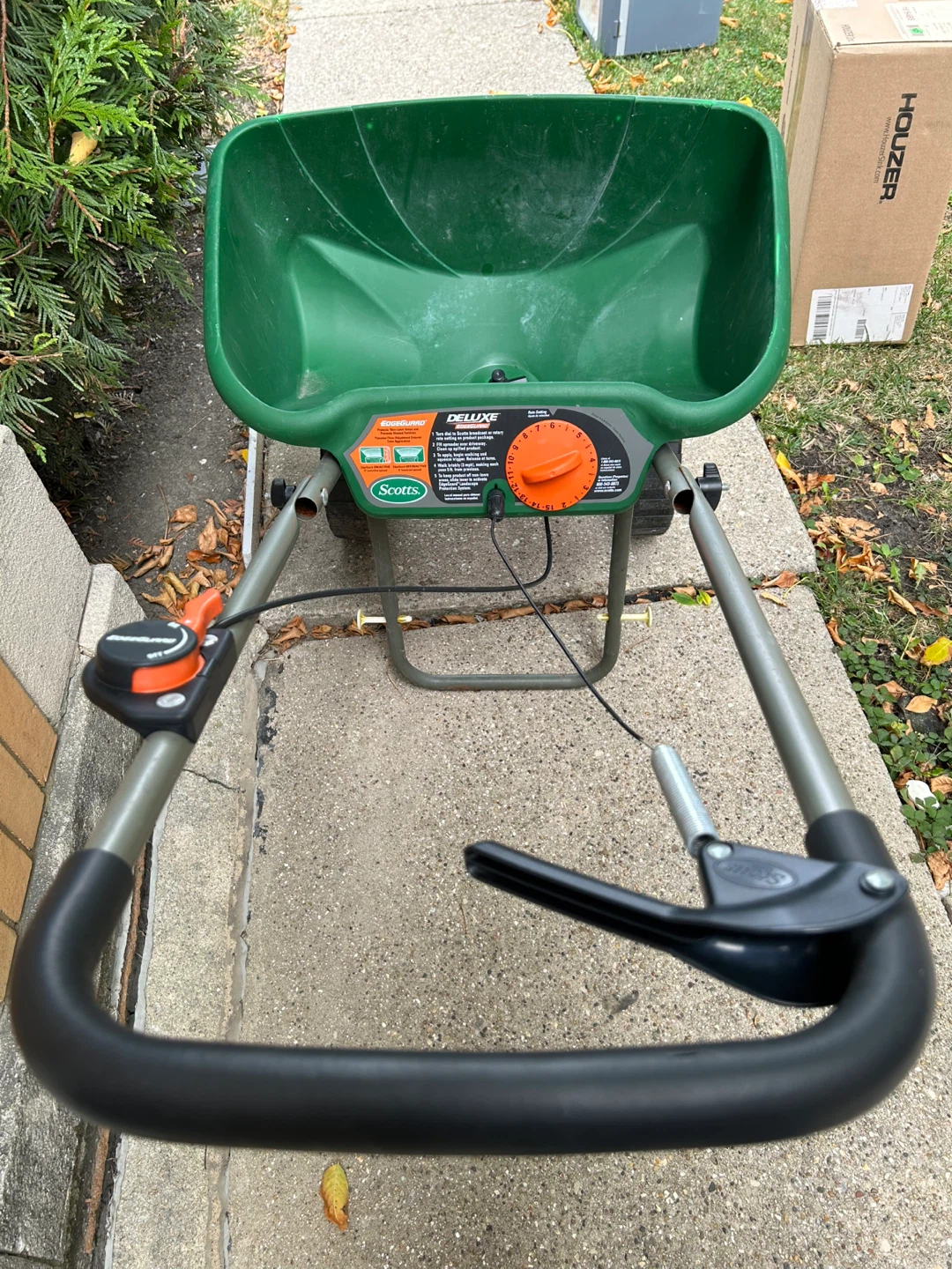Scotts Deluxe Edgeguard Broadcast Spreader - photo 3