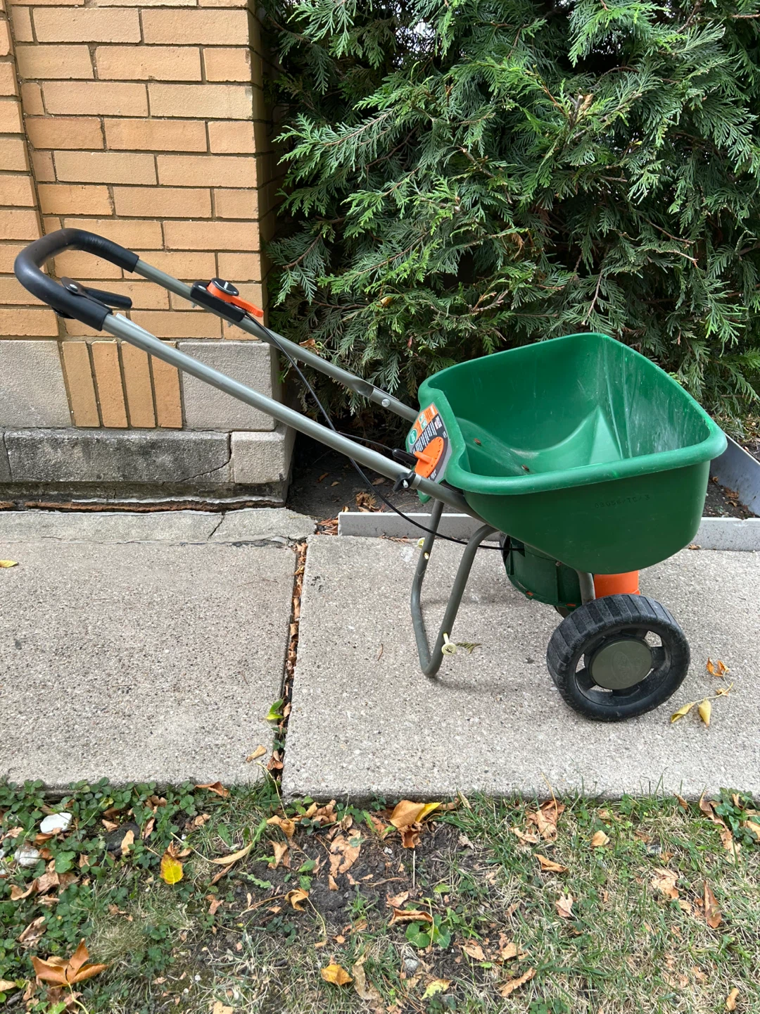 Scotts Deluxe Edgeguard Broadcast Spreader - photo 2