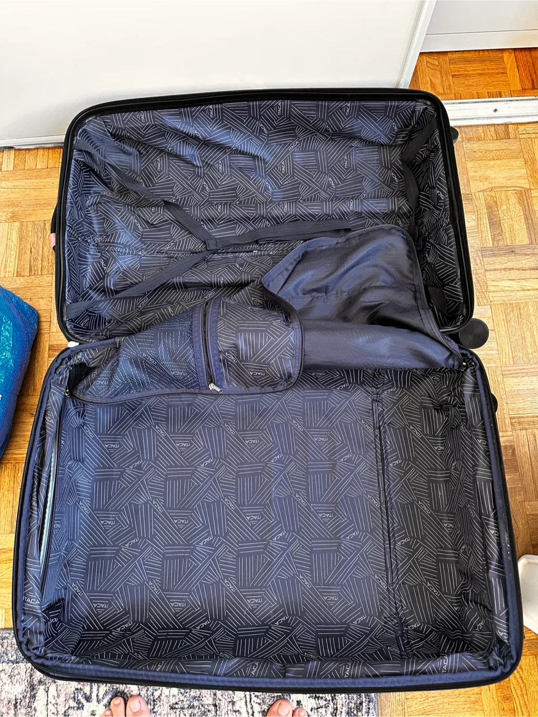 Hard Shell Large Blue Suitcase (Expandable zipper) image indicator(3)