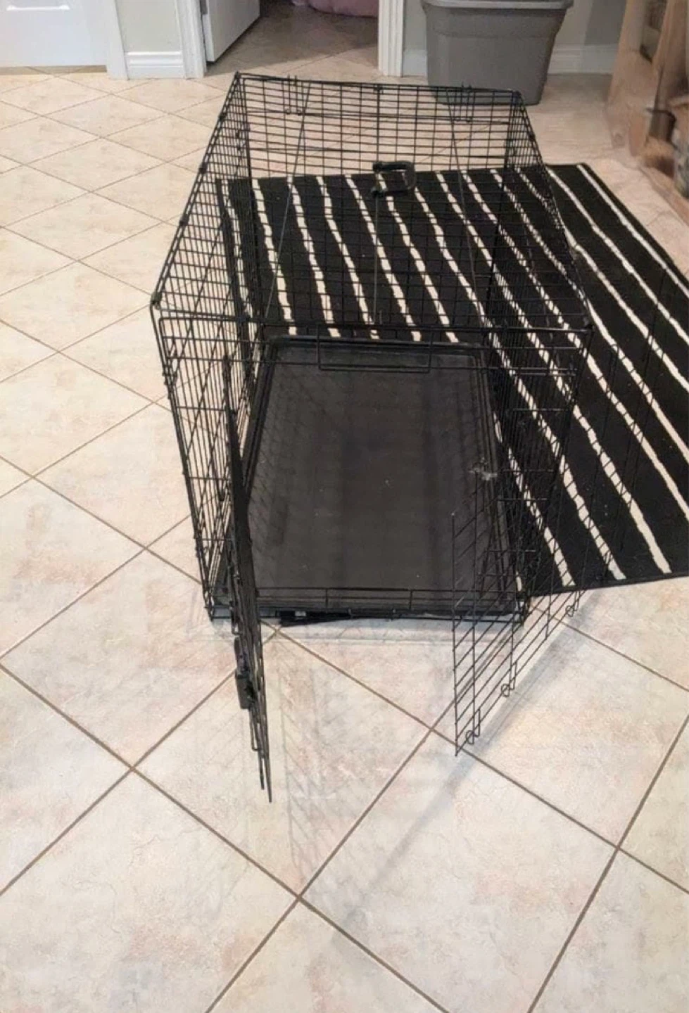 Amazon Basics Dog Crate